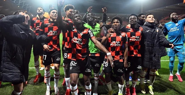 photo  les merlus célèbrent leur victoire contre angers (2-0), ce dimanche 15 février.  &copy;  jérôme fouquet/ouest-france 