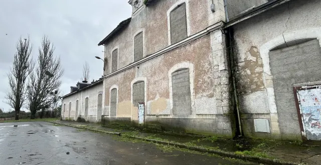 photo  à la flèche (sarthe), les trois candidats aux élections municipales des 15 et 22 mars 2026 ont chacun leur vision de réhabilitation du site de l’ancienne gare.  &copy;  ouest-france 