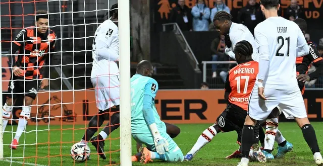 photo  makengo est plus prompt que les défenseurs angevins pour inscrire le deuxième but lorientais.  &copy;  jérôme fouquet/ouest-france. 