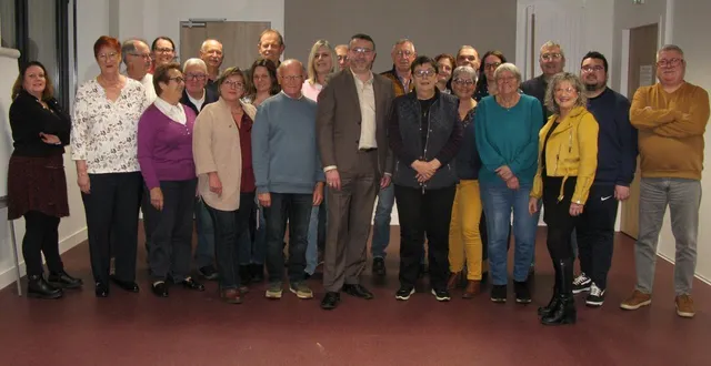 photo  jean-yves lecoq et ses colistiers, réunis pour un nouveau mandat municipal, avec la liste « mulsanne naturellement ».  &copy;  le maine libre 