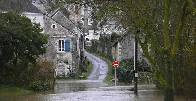 photo  en maine-et-loire, plusieurs chaussées sont désormais interdites à la circulation en raison de la montée du niveau des cours d’eau.  &copy;  vincent michel / ouest-france 