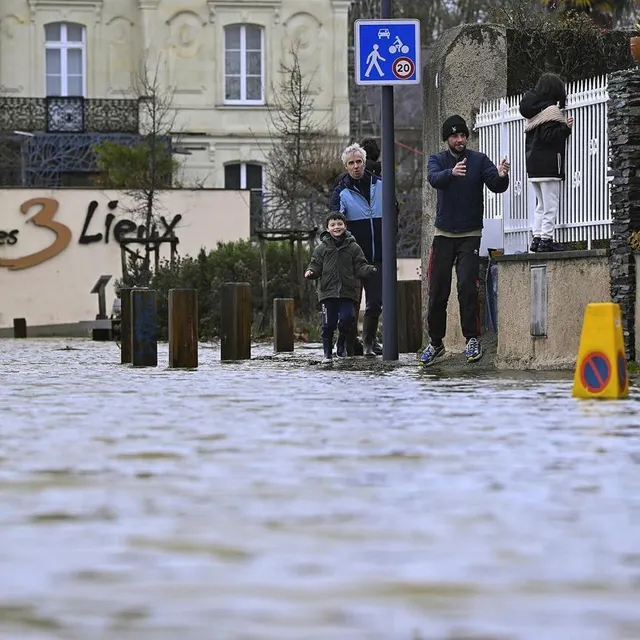 photo aux ponts-de-cé, la loire déborde déjà sur les quais en face de l’hôtel les 3 lieux.  ©  vincent michel / ouest-france