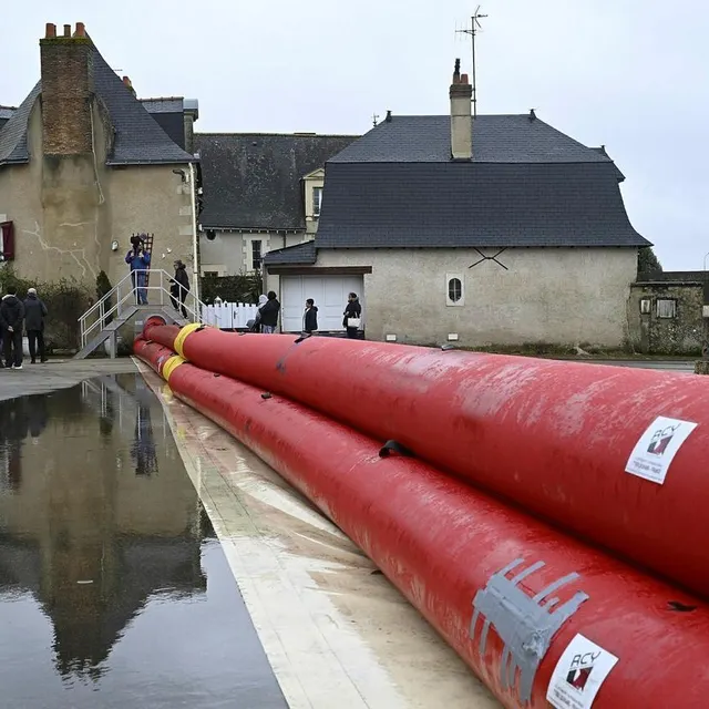 photo des barrages sont installés aux ponts-de-cé.  ©  vincent michel / ouest-france