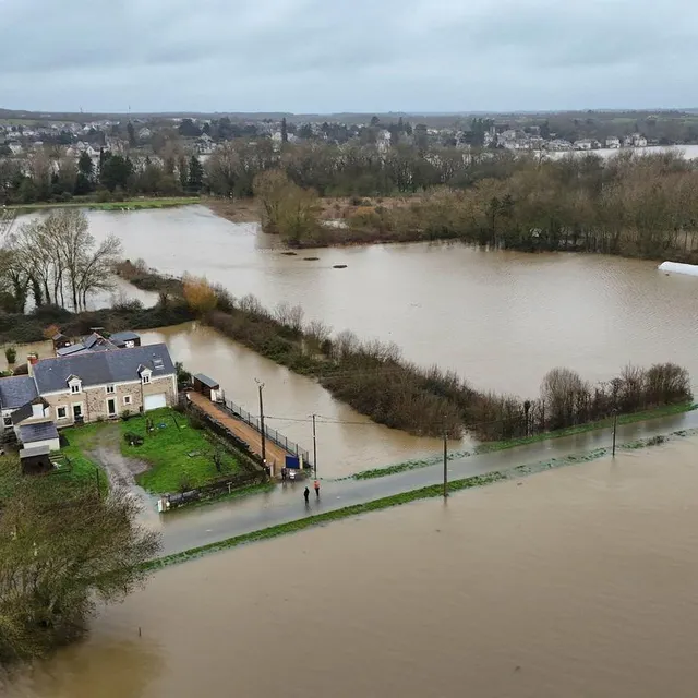 photo le hameau les aireaux entre denée et les ponts-de-cé sous les eaux.  ©  vincent michel / ouest-france