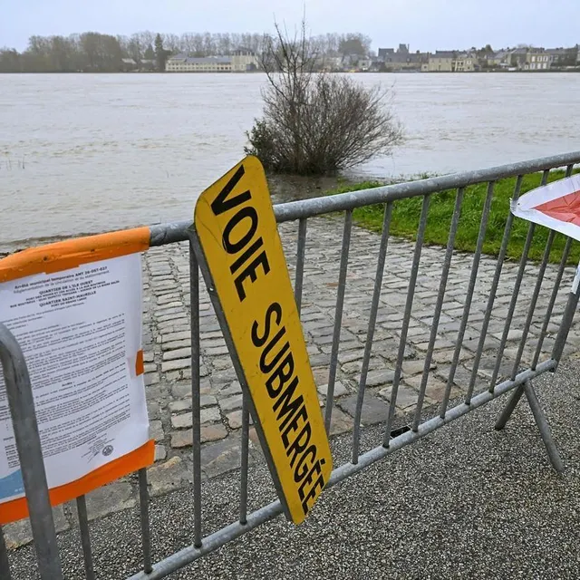 photo aux ponts-de-cé, la loire déborde déjà sur les quais.  ©  vincent michel / ouest-france