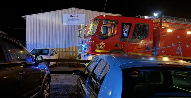 photo  56 voitures ont été détruites dans un incendie qui s’est déclaré ce lundi 16 février 2026 à la casse automobile auto 61 à montchevrel (orne).  &copy;  ouest-france 
