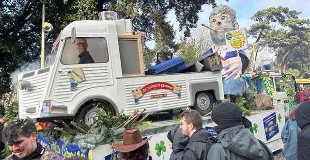 photo  le roi mille gênard 1er a terminé sa parade en ville sous un ciel bleu. les classeurs et la valise sont chargés dans la remorque.  &copy;  ouest-france 