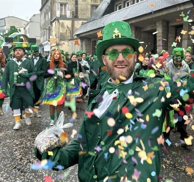 Les confettis volent dans le ciel granvillais. Les Granvillais, champions olympiques du lancer de confettis ? Évidemment qu’ils ont la médaille d’or ! Ouest-France photo les confettis volent dans le ciel granvillais. les granvillais, champions olympiques du lancer de confettis ? évidemment qu’ils ont la médaille d’or ! © ouest-france