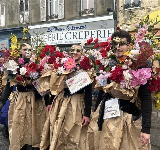 Ces jolis carnavaliers ont bien fleuri pendant la cavalcade. Ouest-France photo ces jolis carnavaliers ont bien fleuri pendant la cavalcade. © ouest-france