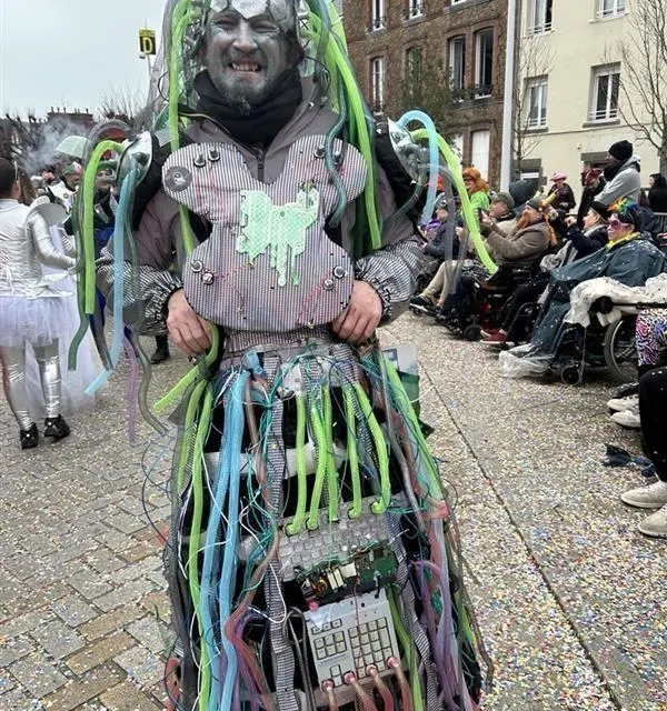 Les carnavaliers aiment faire fonctionner leurs méninges et imaginer des costumes à partir de matériaux de récupération. Un bon exemple dans le centre-ville. Ouest-France photo les carnavaliers aiment faire fonctionner leurs méninges et imaginer des costumes à partir de matériaux de récupération. un bon exemple dans le centre-ville. © ouest-france