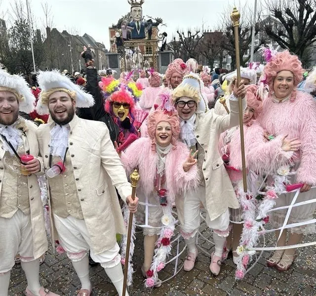 Le char des Jus de moules a choisi une satire sur Emmanuel Macron, dépeint en monarque. Ouest-France photo le char des jus de moules a choisi une satire sur emmanuel macron, dépeint en monarque. © ouest-france