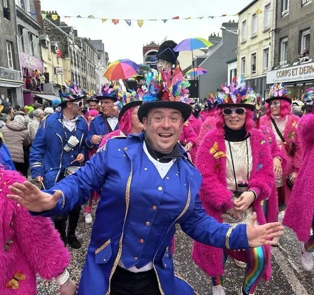 Des couleurs plein les yeux. Le ciel est gris mais les couleurs vives envahissent le centre-ville ! Ici, le char Les boulets. Ouest-France photo des couleurs plein les yeux. le ciel est gris mais les couleurs vives envahissent le centre-ville ! ici, le char les boulets. © ouest-france