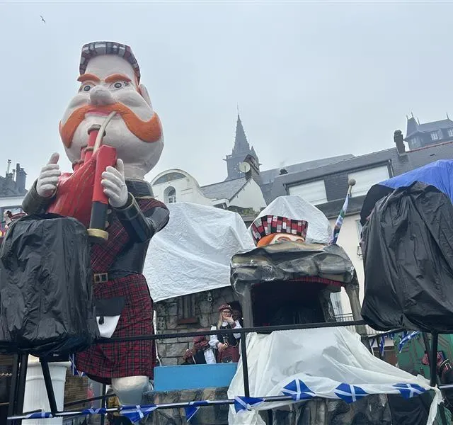 Les Fanfarons granvillais ont bâché leur char à cause de la pluie avant de commencer la cavalcade. Ouest-France photo les fanfarons granvillais ont bâché leur char à cause de la pluie avant de commencer la cavalcade. © ouest-france