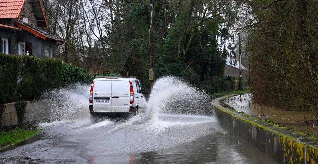 photo  les-ponts-de-cé, le 15 février 2026. avec le phénomène de surverse, la loire a débordé du muret de protection et se répand sur la route au lieu-dit les grandes plaines. la circulation y est désormais interdite.  &copy;  josselin clair 