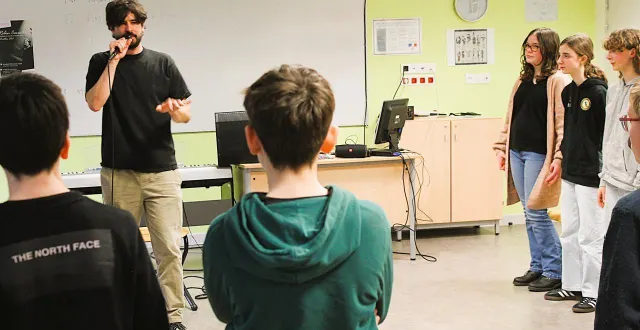 photo  avec sa loopstation, remportée lors du « grand beatbox battle », robin cavaillès a initié les collégiens à l’art du beatbox.  &copy;  le maine libre 