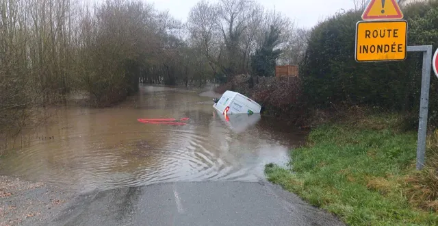 photo  une camionnette s’est retrouvée piégée par l’eau à écouflant, près d’angers (maine-et-loire).  &copy;  matthieu 