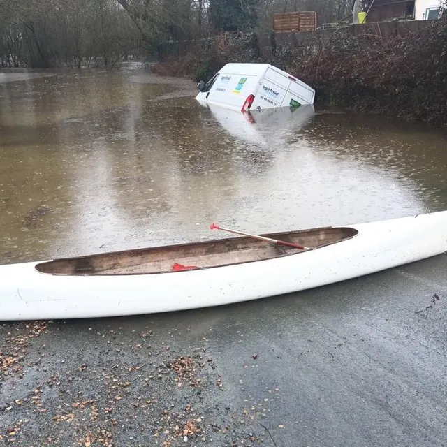 photo un habitant a pris son canoë pour aider le chauffard.  ©  matthieu
