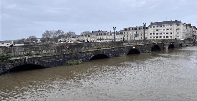 photo  l’eau continue de monter en maine-et-loire. ici, la maine, au pont de verdun ce lundi 16 février.  &copy;  photo co - anthony pasco 