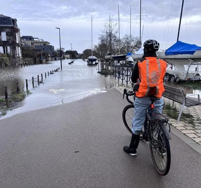 L’eau continue de monter en Maine-et-Loire. À Angers, il n’est plus possible d’emprunter la promenade de Haute-Reculée, totalement inondée. Photo CO - Anthony PASCO photo l’eau continue de monter en maine-et-loire. à angers, il n’est plus possible d’emprunter la promenade de haute-reculée, totalement inondée. © photo co - anthony pasco