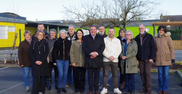 photo  la liste conduite par nicolas augereau, maire sortant, devant l’école qui a connu de gros investissements ces dernières années. manquent nicolas guy et dominique roger sur la photo.  &copy;  le maine libre 