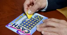 Info insolite  une joueuse de kersaint-plabennec (finistère) a eu la chance de remporter la coquette somme de 500 000 € en grattant un cash. 