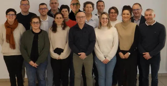 photo  patrice leboucher et ses colistiers réunis dans le cadre des prochaines élections municipales  &copy;  le maine libre 