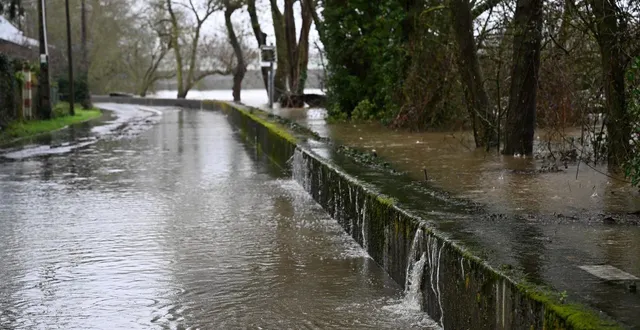photo  les ponts-de-cé, le 15 février 2026. la loire a débordé sur la route au lieu-dit les grandes plaines. des ordres d’évacuation, via le dispositif fr-alert, ont été envoyés à la population par sms.  &copy;  josselin clair 