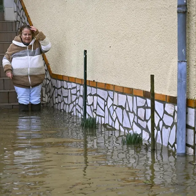 photo une habitante se retrouve les pieds dans l’eau, devant son domicile inondé.  ©  vincent michel / ouest-france