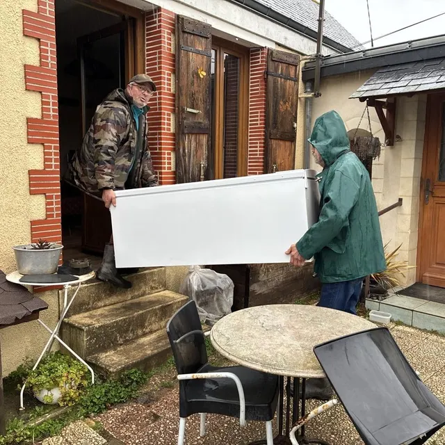 photo les habitants mettent leurs affaires à l’abri.  ©  ouest-france