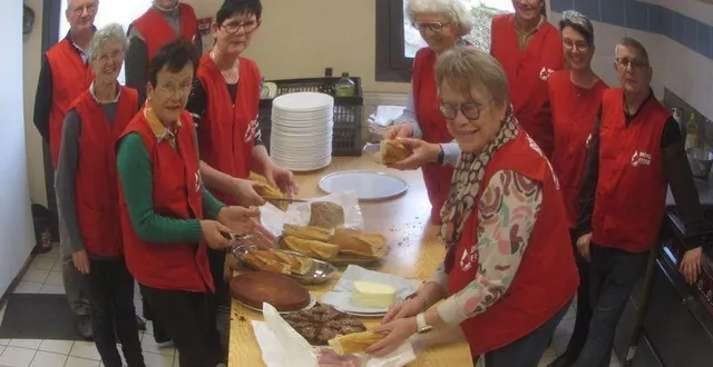 photo  malgré ce contretemps, les bénévoles de l’association béconnaise ont pu assurer le service de collation pour les donneurs de sang.  &copy;  co 