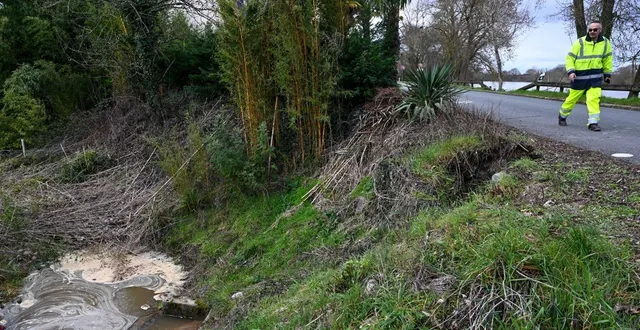 photo  les ponts-de-cé, le 14 février 2026. une partie de la chaussée a commencé à s’effondrer sur la levée de saint-jean-de-la-croix au lieu-dit la copardière, fragilisée par l’eau de la loire qui ravine en dessous.  &copy;  josselin clair 