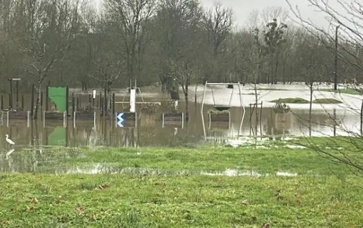 photo  la zone de jeux de cheffes totalement inondée après la montée des eaux. les balançoires et installations pour enfants sont immergées.  &copy;  co 