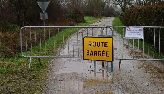 photo  la route barrée fait faire au couple gandolfo un long détour par la loire-atlantique.  &copy;  ouest-france 