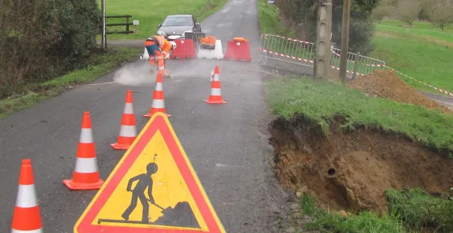photo  la route de bousse (sarthe) est coupée après un effondrement de terrain dimanche 15 février 2026.  &copy;   ouest-france 