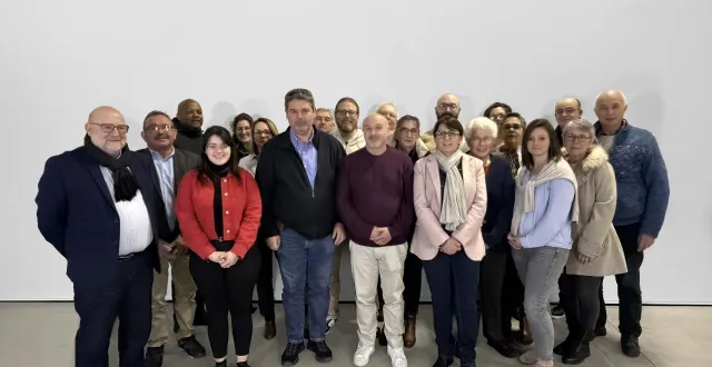 photo  le maire nicolas mourier (3e de gauche à droite) accompagné des vingt autres membres de la liste « mieux vivre ensemble à aubigné-racan ».  &copy;  le maine libre 