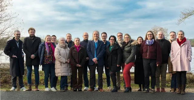 photo  « saint-ouen, pays de liens pour une commune vivante et solidaire ». au centre bruno richet, entouré de ses colistiers.  &copy;  bruno richet 
