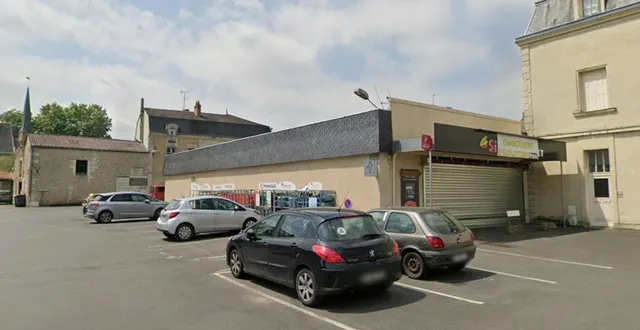 photo  la ville a fait l’acquisition des murs de la supérette de la place.  &copy;  capture écran google 