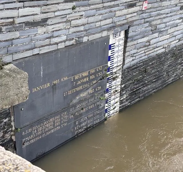 Au Pont de Verdun à Angers, le niveau de la Maine atteint les 5,60 mètres ce lundi 16 février 2026. Photo CO - Anthony PASCO photo au pont de verdun à angers, le niveau de la maine atteint les 5,60 mètres ce lundi 16 février 2026. © photo co - anthony pasco