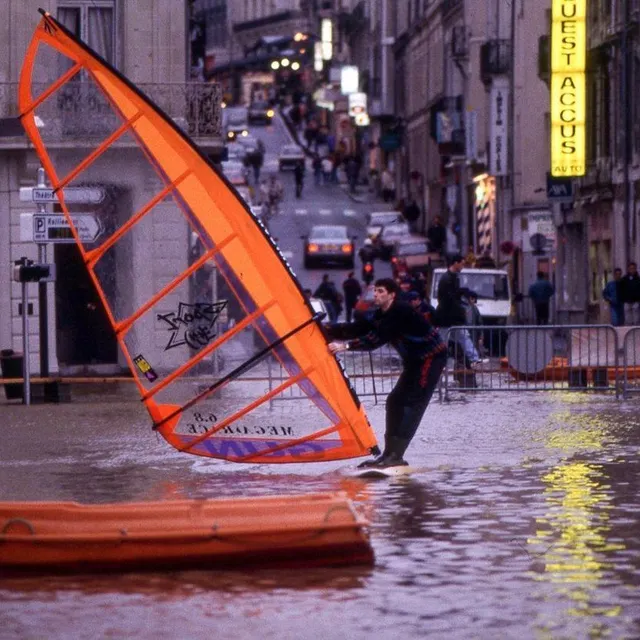 Le 27 janvier 1995, sur la place Molière inondée… un véliplanchiste surgit ! Archives CO photo le 27 janvier 1995, sur la place molière inondée… un véliplanchiste surgit ! © archives co