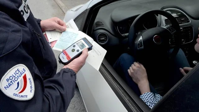 photo info  samedi 14 février 2026, lors d’un rassemblement de rodéos chemin aux bœufs, au mans (sarthe), les policiers ont interpellé un automobiliste réalisant des dérapages et des glissades, à proximité de spectateurs. 