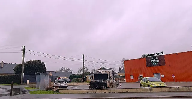 photo  le véhicule, stationné à proximité de gamm vert à tiercé, a été totalement ravagé par l’incendie.   &copy;  co 
