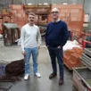 photo benjamin giet et bernard calmet devant les travaux d’extension de l’école de musique de chemillé-en-anjou avec, peut-être, de nouvelles idées d’instruments pour les fo’plafonds.