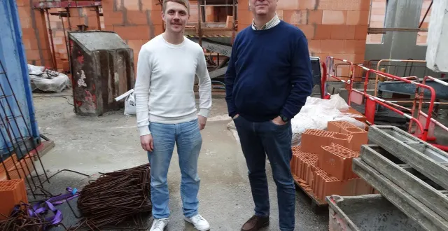 photo  benjamin giet et bernard calmet devant les travaux d’extension de l’école de musique de chemillé-en-anjou avec, peut-être, de nouvelles idées d’instruments pour les fo’plafonds.  &copy;  ouest-france 