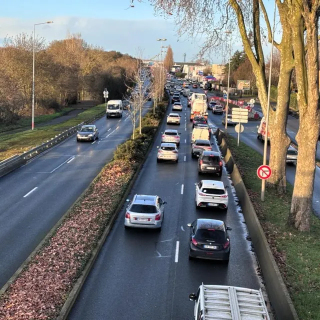 Les premiers ralentissements à hauteur d’Angers Iceparc, ce lundi soir. CO - Anthony PASCO photo les premiers ralentissements à hauteur d’angers iceparc, ce lundi soir. © co - anthony pasco