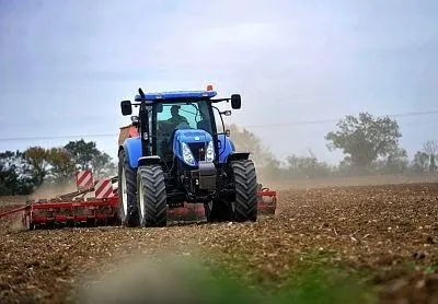 photo  la semaine dernière, le sénateur (lr) laurent duplomb a déposé une nouvelle proposition de loi visant à réintroduire plusieurs pesticides interdits en france.  &copy;  co - illustration 