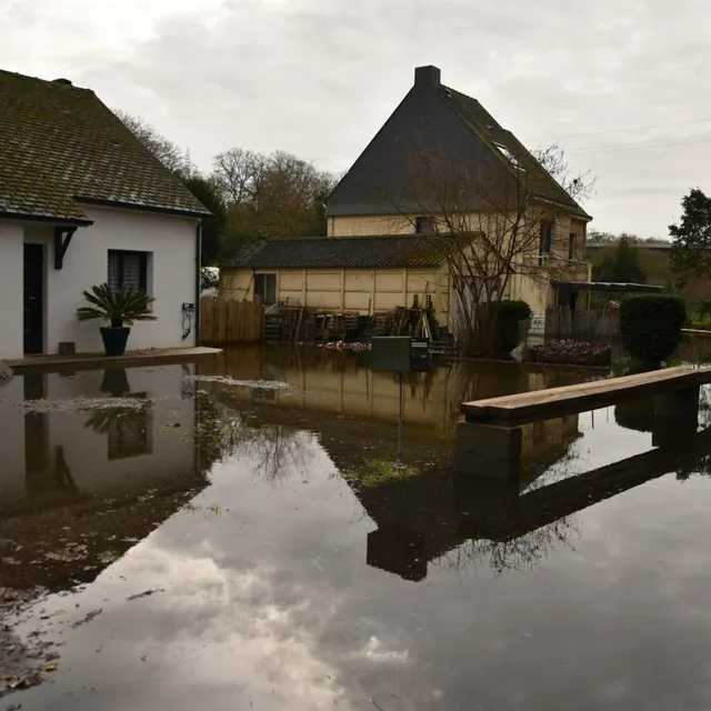 photo au bout du chemin des centrais, des planches ont été installées pour permettre aux habitants de regagner leurs logements.  ©  ouest-france