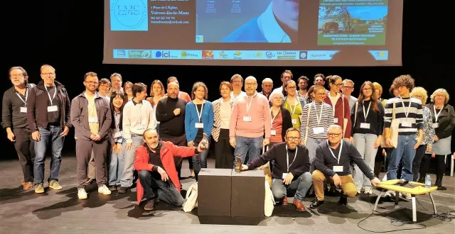 photo  photo de groupe en bouquet final de cette 23e édition avec l’équipe de l’association « au film des mots » organisatrice, les membres du jury et les réalisateurs présents.  &copy;  le maine libre 