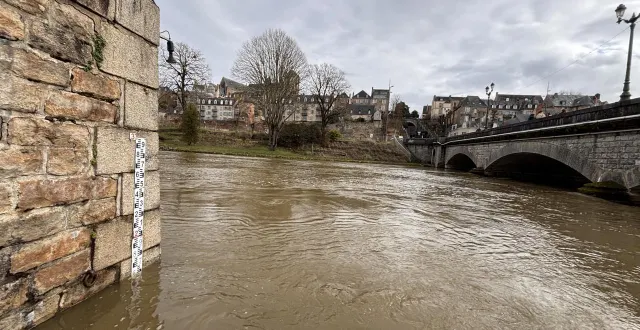 photo  ce lundi 16 février 2026, l’échelle de crue du pont yssoir, dans le centre-ville du mans, indiquait une légère décrue après le pic hivernal de la veille.  &copy;  ouest-france 