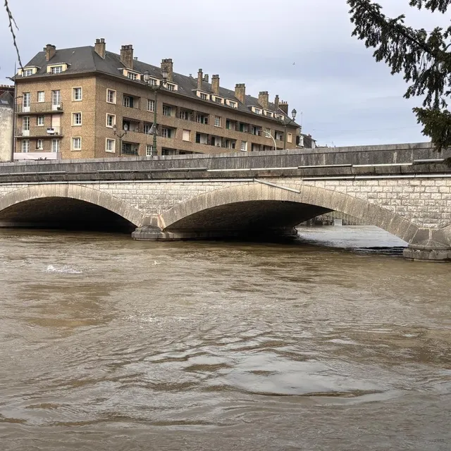photo une partie du département de la sarthe a été placée en alerte orange. ce lundi 16 février 2026, l’échelle de crue du pont yssoir, dans le centre-ville du mans, indiquait une légère décrue après le pic hivernal de la veille.  ©  ouest-france