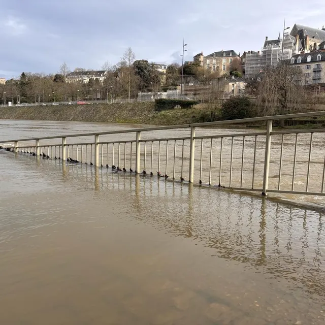 photo ce lundi 16 février 2026, l’échelle de crue du pont yssoir, dans le centre-ville du mans, indiquait une légère décrue après le pic hivernal de la veille.  ©  ouest-france